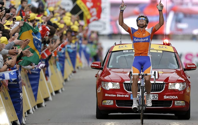 El ciclista español Luis León Sánchez del Rabobank cruza en primer lugar la meta de la decimocuarta etapa del Tour de Francia disputada entre Limoux y Foix, Francia, el 15 de julio de 2012.