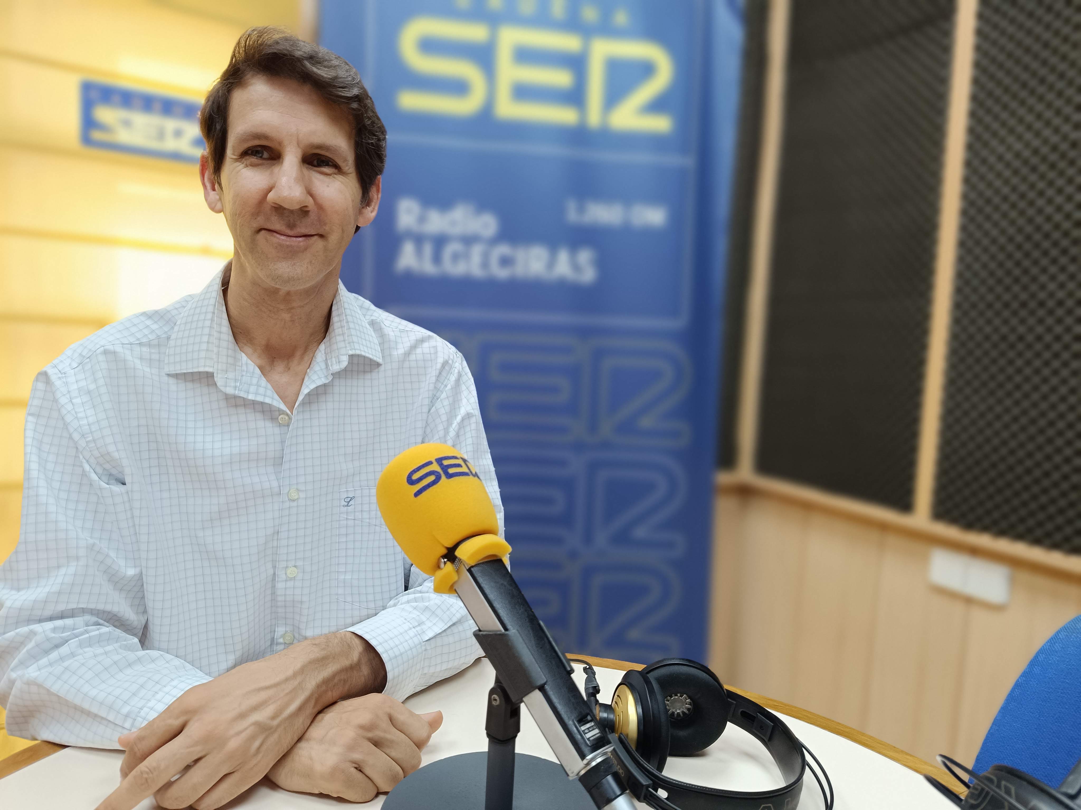 El cantaor Perico El Pañero en los estudios de Radio Algeciras.