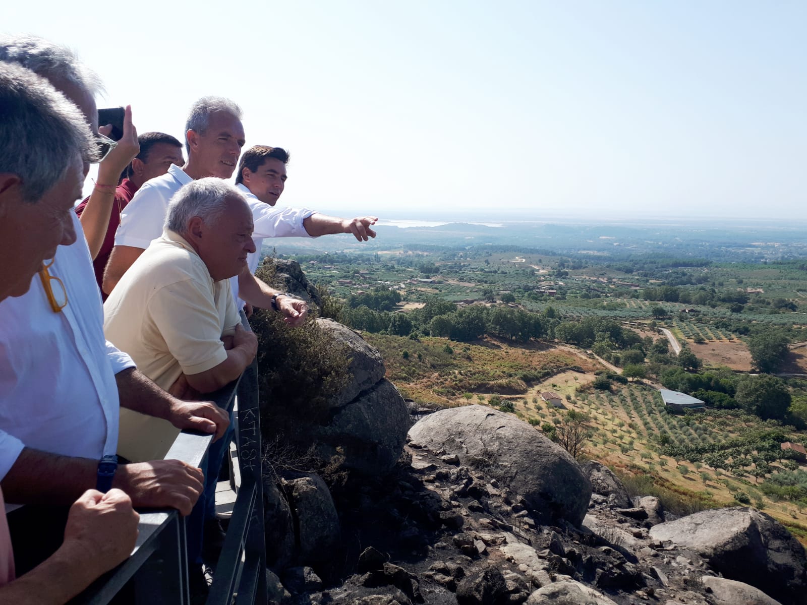 El consejero de Cultura, Gonzalo Santonja,  comprueba los daños provocados por el fuego en el yacimiento arqueológico de El Raso