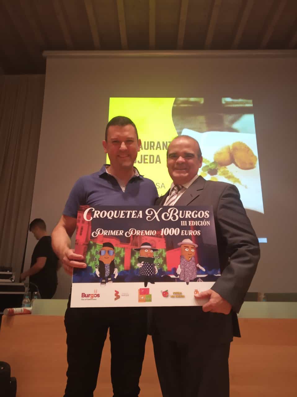 El ganador recibe su premio de 1.000 euros a la mejor croqueta