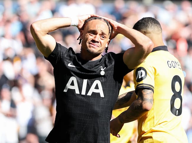 Xavi Simons en el partido de la Premiere League entre el Tottenham Hotspur y el Wolverhampton Wanderers