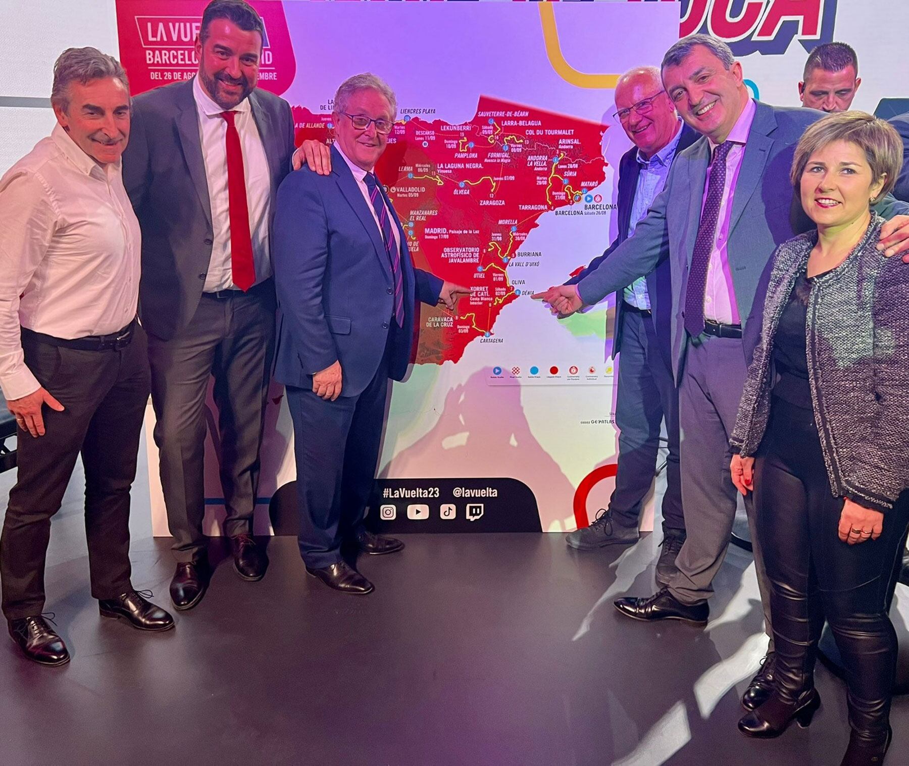 El alcalde de Castalla, Antonio Bernabeu, y la concejal Maite Gimeno, junto a miembros de la organización de La Vuelta, en el acto de presentación en Barcelona