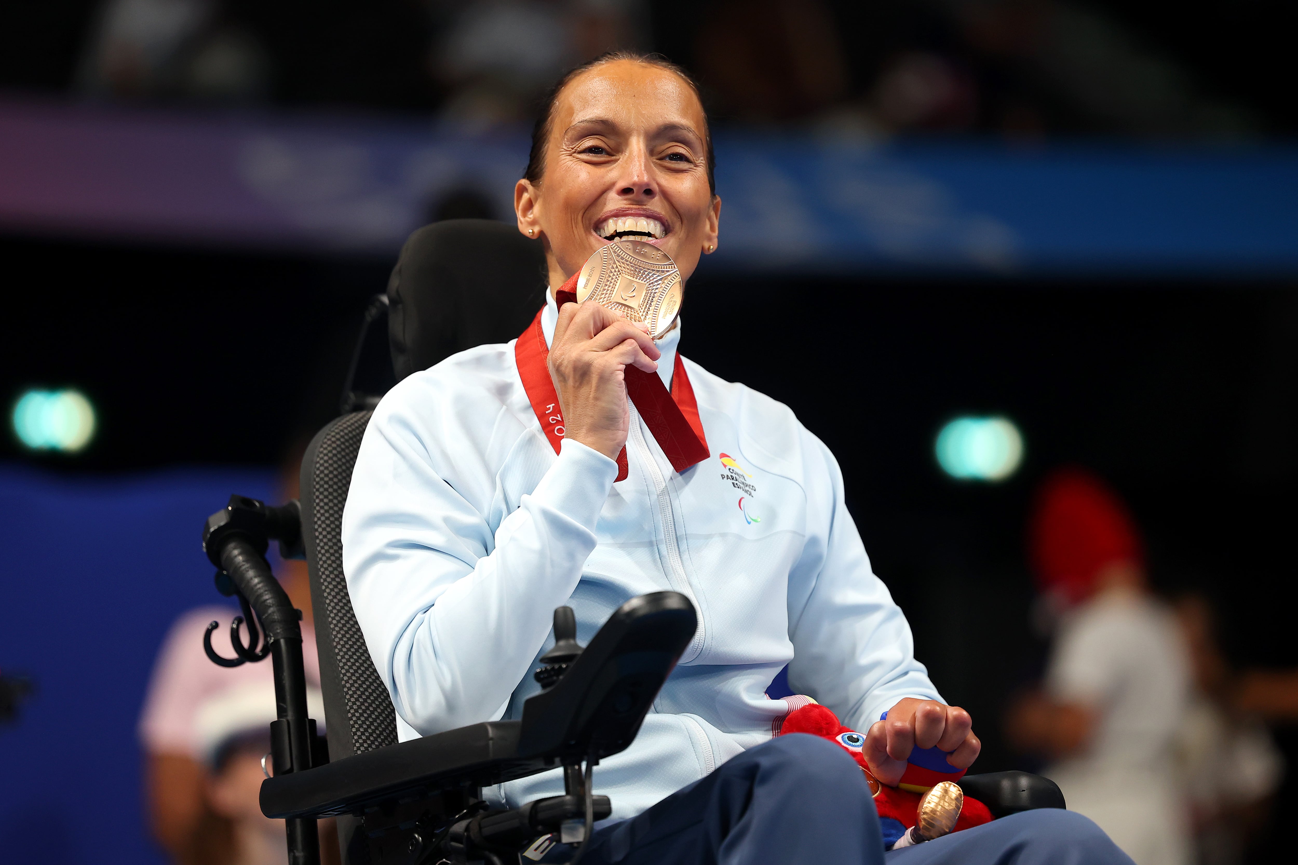 Teresa Perales posa con su medalla número 28 tras conseguirla en los Juegos Paralímpicos de París 2024