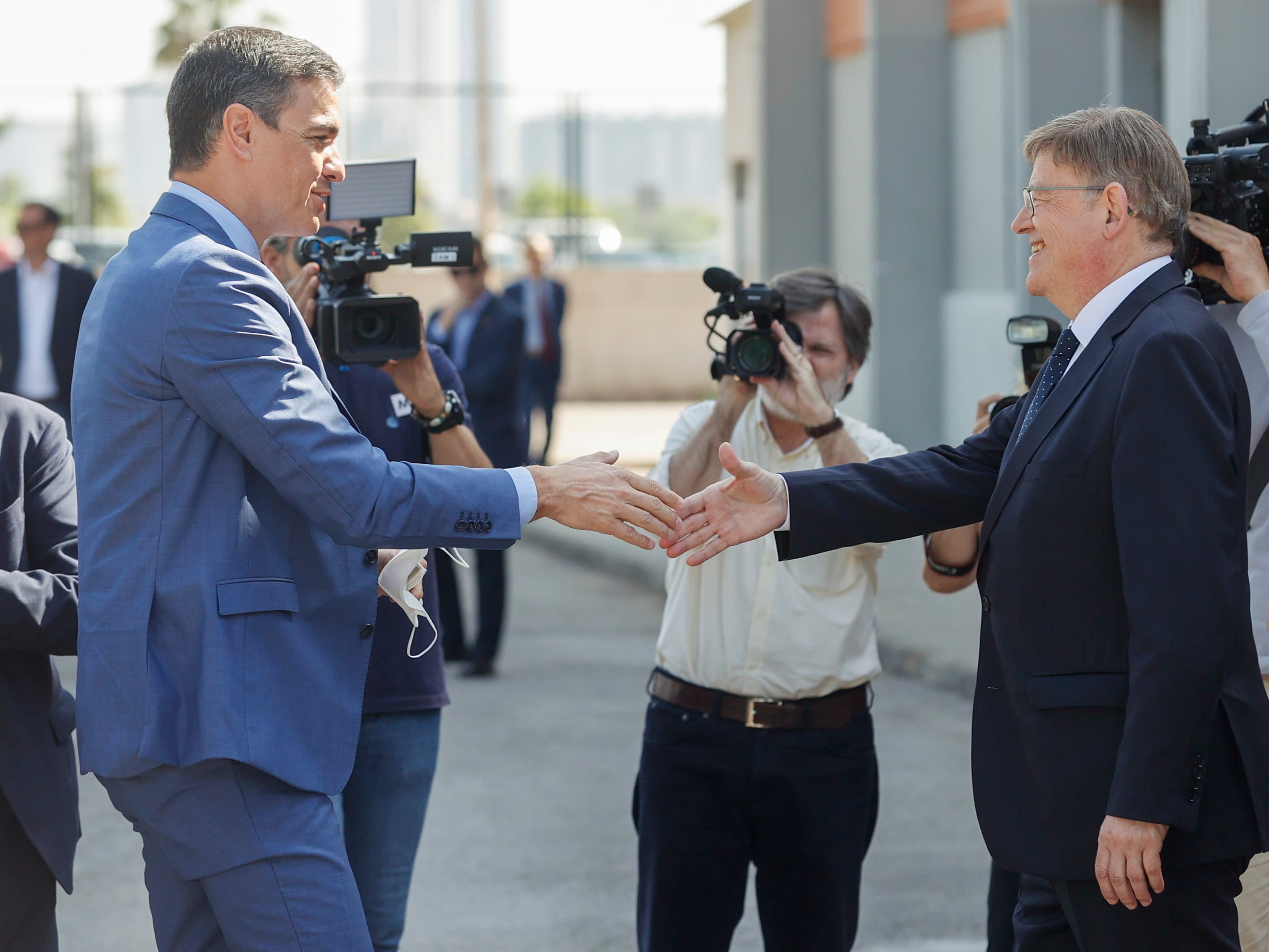 El presidente del Gobierno, Pedro Sánchez, (I) y el president de la Generalitat, Ximo Puig, a su llegada a Mislata (Valencia) donde visitan el Centro Integrado Público de Formación Profesional.