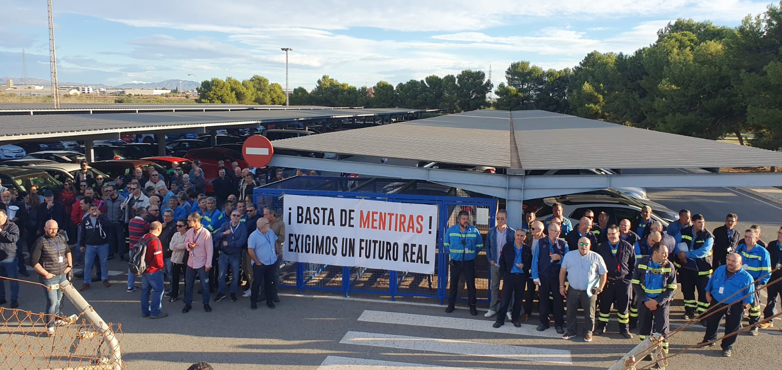 Asamblea de trabajadores de Sabic en la planta de La Aljorra