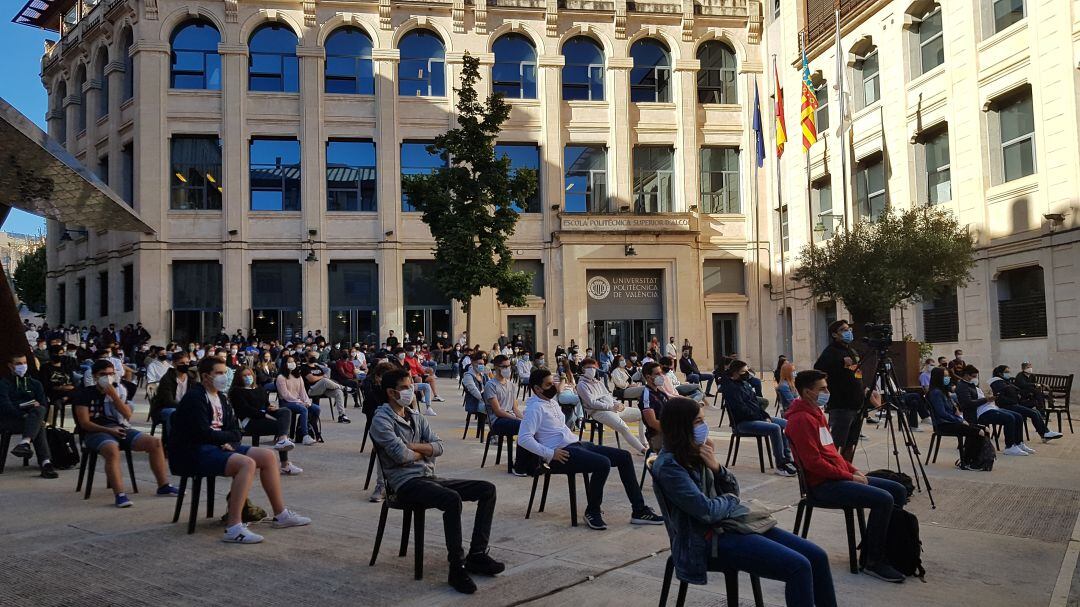 Los alumnos de primer curso durante el acto de bienvenida celebrado en la plaza de Ferrándiz y Carbonell.