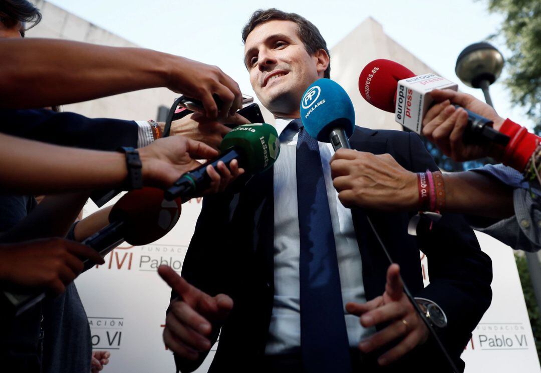El presidente del PP, Pablo Casado, atiende a los medios de comunicación.