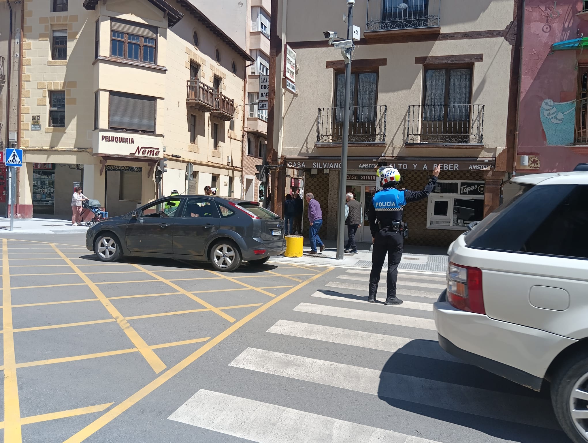 La Policía Local regulaba el tráfico a primera hora de la tarde en los cruces más problemáticos