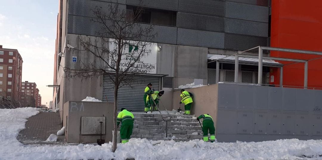 Varios operarios municipales limpian el acceso al SAC en el barrio de Parla Este.