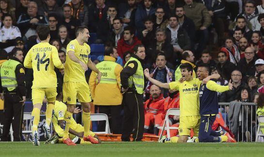 Los jugadores del Villarreal celebran el primer gol del equipo castellonense