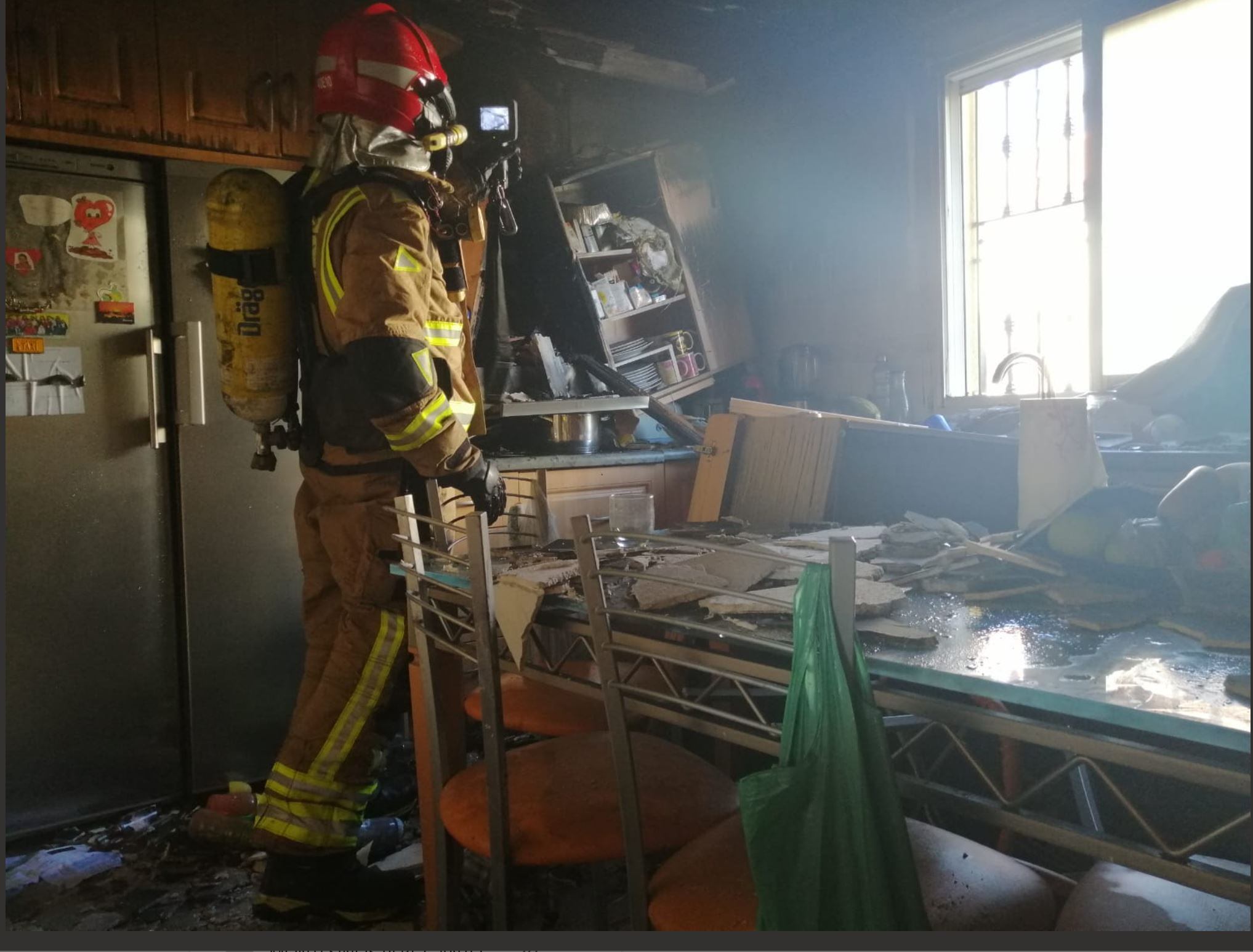 Un efectivo del CEIS trabaja en la extinción de un incendio originado en en una vivienda de la pedanía de Cazalla, en Lorca