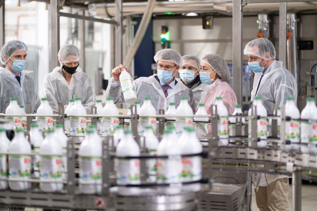 El presidente de la Xunta, Alberto Núñez Feijóo, durante la visita a las instalaciones de Leche Río en Lugo.