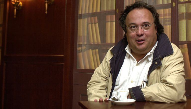 El escritor y periodista Joan Barril durante la presentación de una de sus novelas en el año 2001