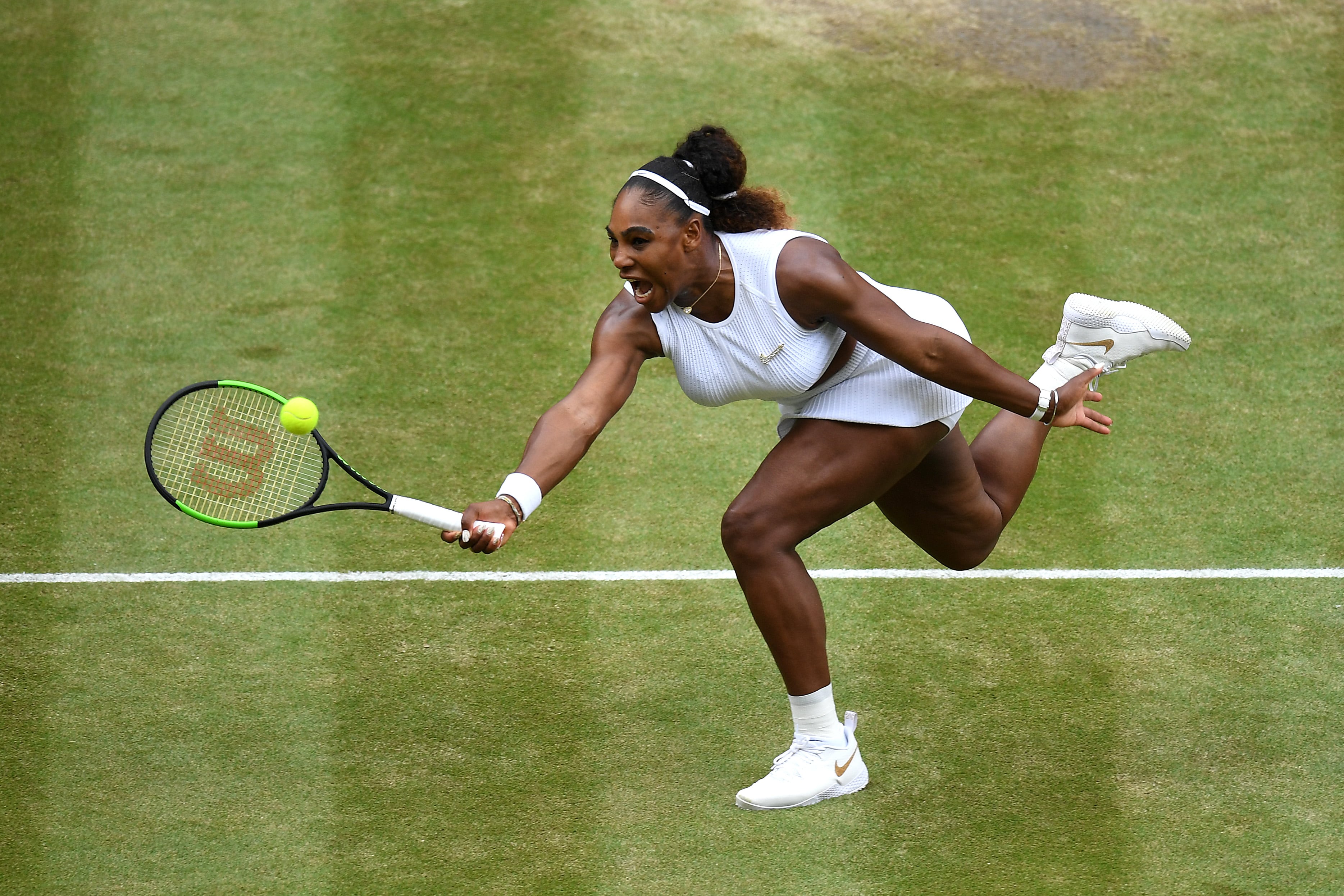 Serena Williams participa en un partido de Wimbledon en 2019