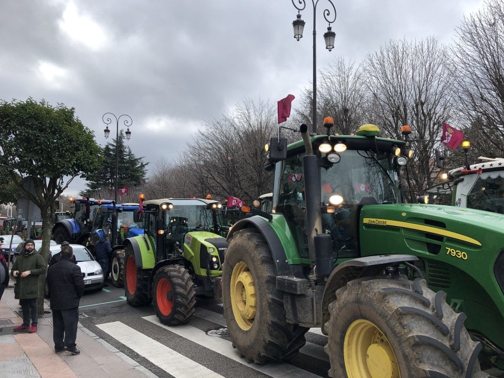 Una tractorada ha recorrido las calles de León una hora antes del inicio de la marcha