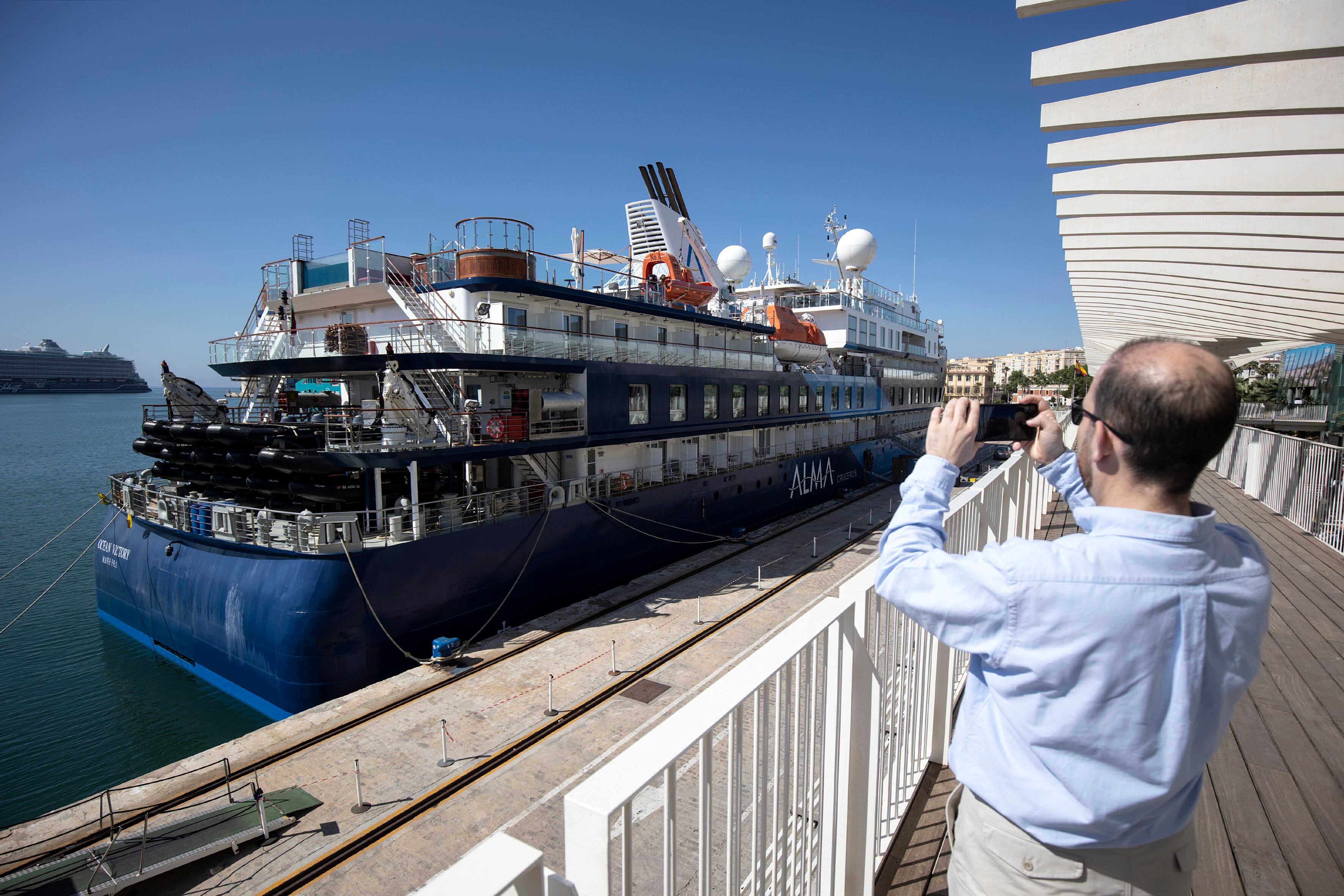 MÁLAGA, 27/04/2025 .- Un turista toma imágenes del buque Ocean Victory, durante la presentación oficial de Alma Cruceros, la primera naviera boutique de España. EFE/Daniel Pérez
