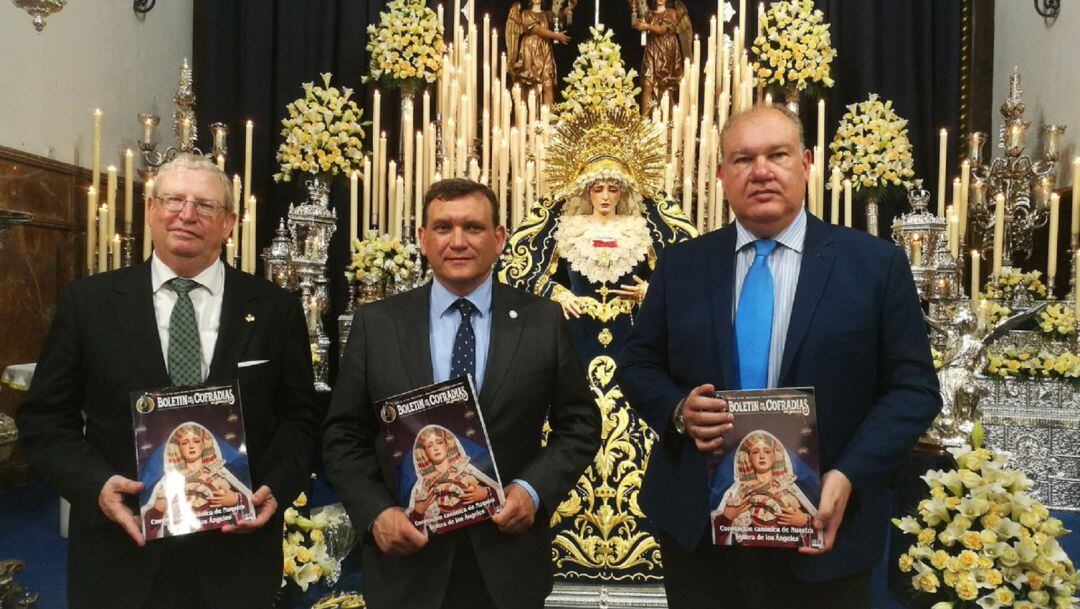 De izquierda a derecha, el presidente del Consejo de Cofradías, Francisco Vélez; el alcalde de la Hermandad de Los Negritos, Felipe Guerra; y el director del Boletín de las Cofradías, Rafael Jiménez, durante la presentación el miércoles del número especial con motivo de la Coronación de la Virgen de Los Ángeles