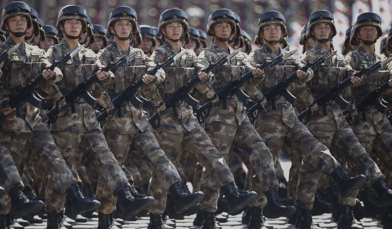 Soldados participando en el desfile militar celebrado con motivo del 70 aniversario del fin de la Segunda Guerra Mundial.