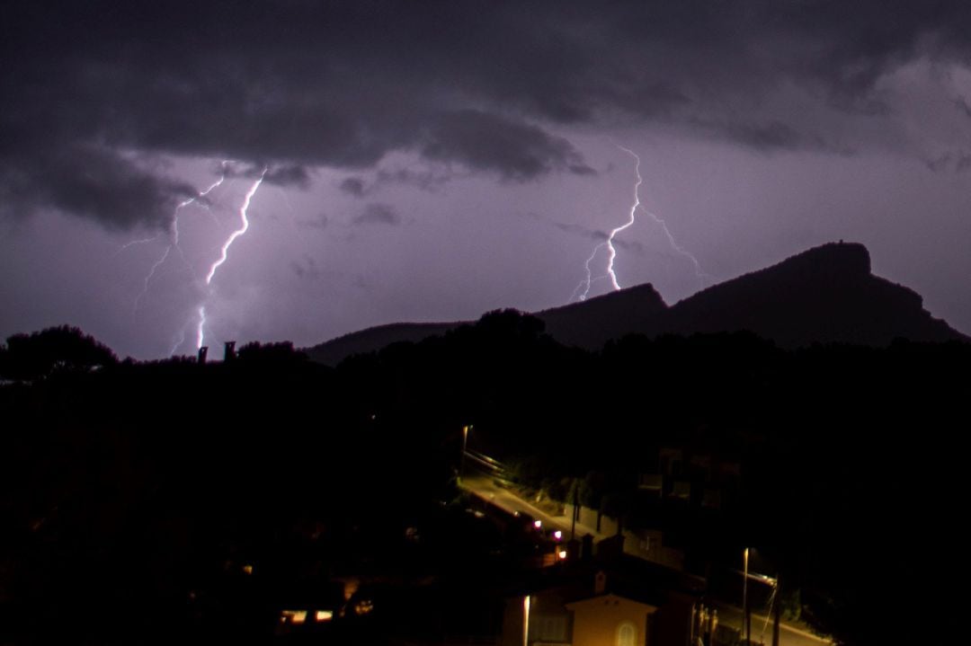 GRAF7431. ANDRATX (MALLORCA), Intensa tormenta eléctrica este domingo en Andratx, en una jornada en la que lluvias y tormentas ha encendido la alerta naranja en Mallorca.