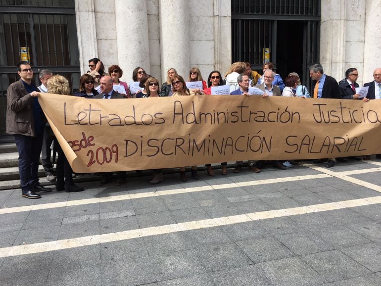 Concentración de Letrados de la Administración de Justicia ante la sede de la Audiencia Provincial de Valladolid