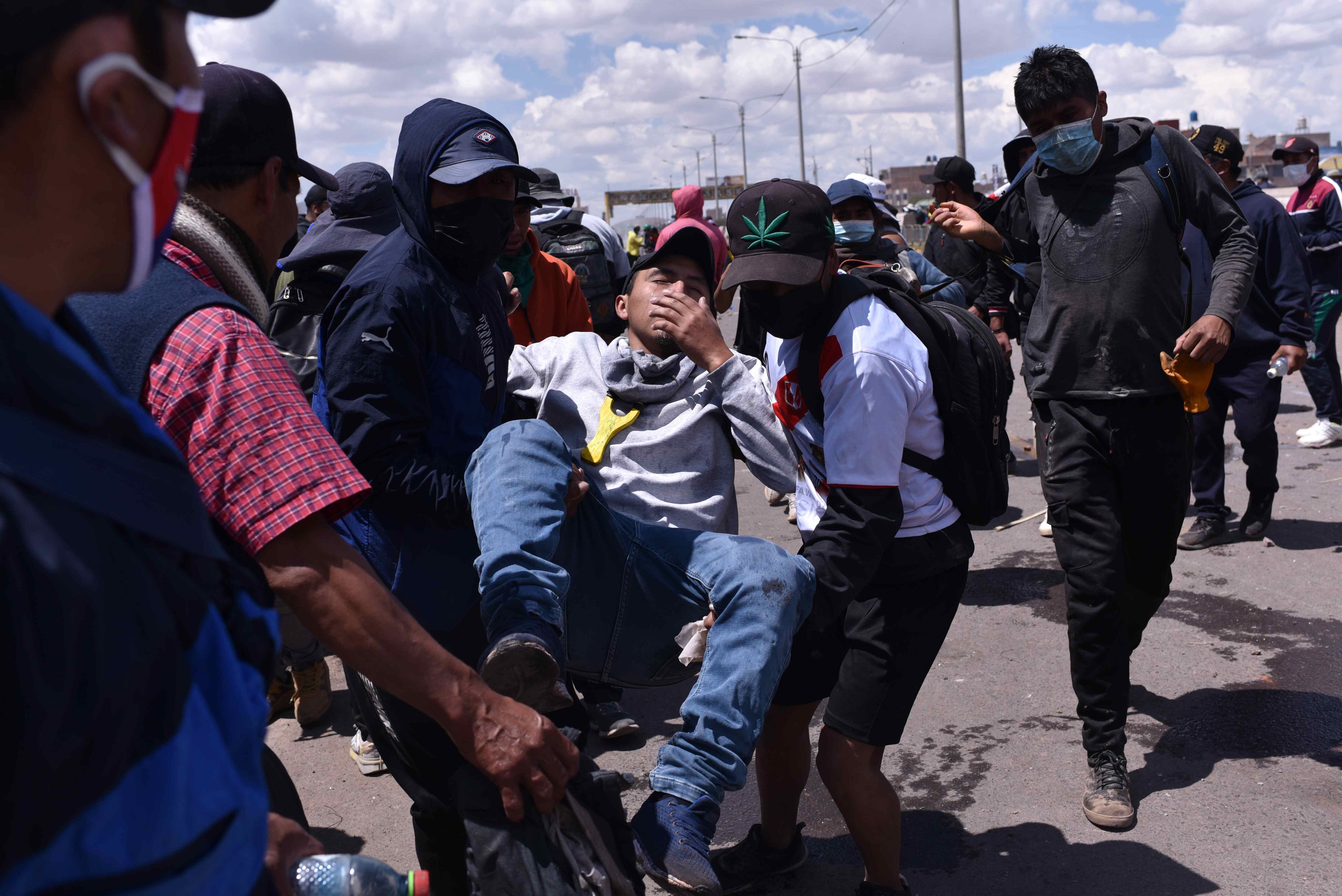 Un herido por los enfrentamientos entre los manifestantes y la policía es trasladado para ser atendido en Juliaca (Perú)