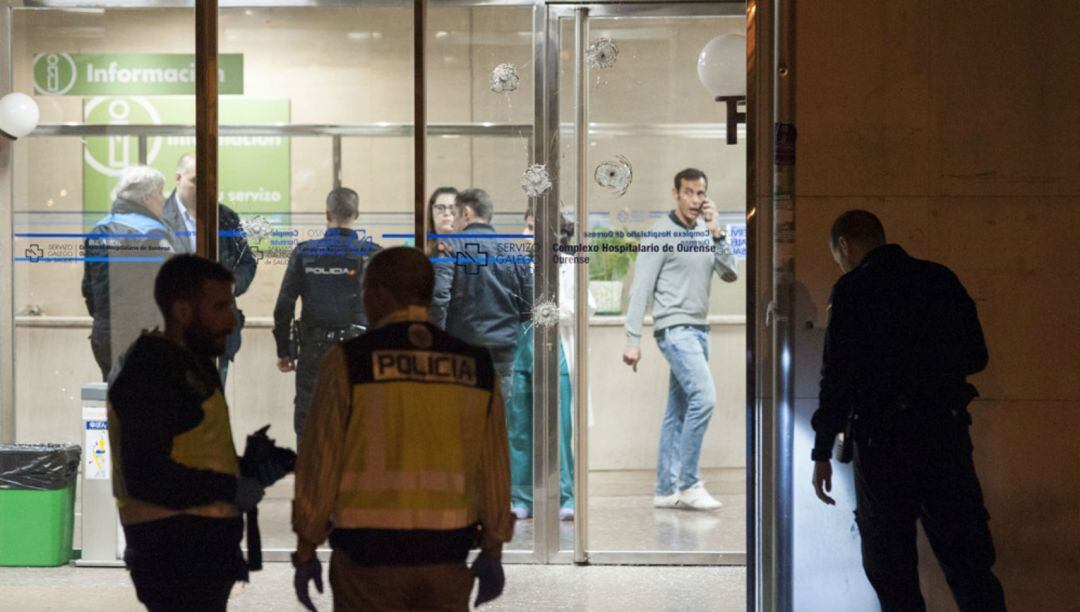 Imagen de la entrada del CHUO tras el tiroteo