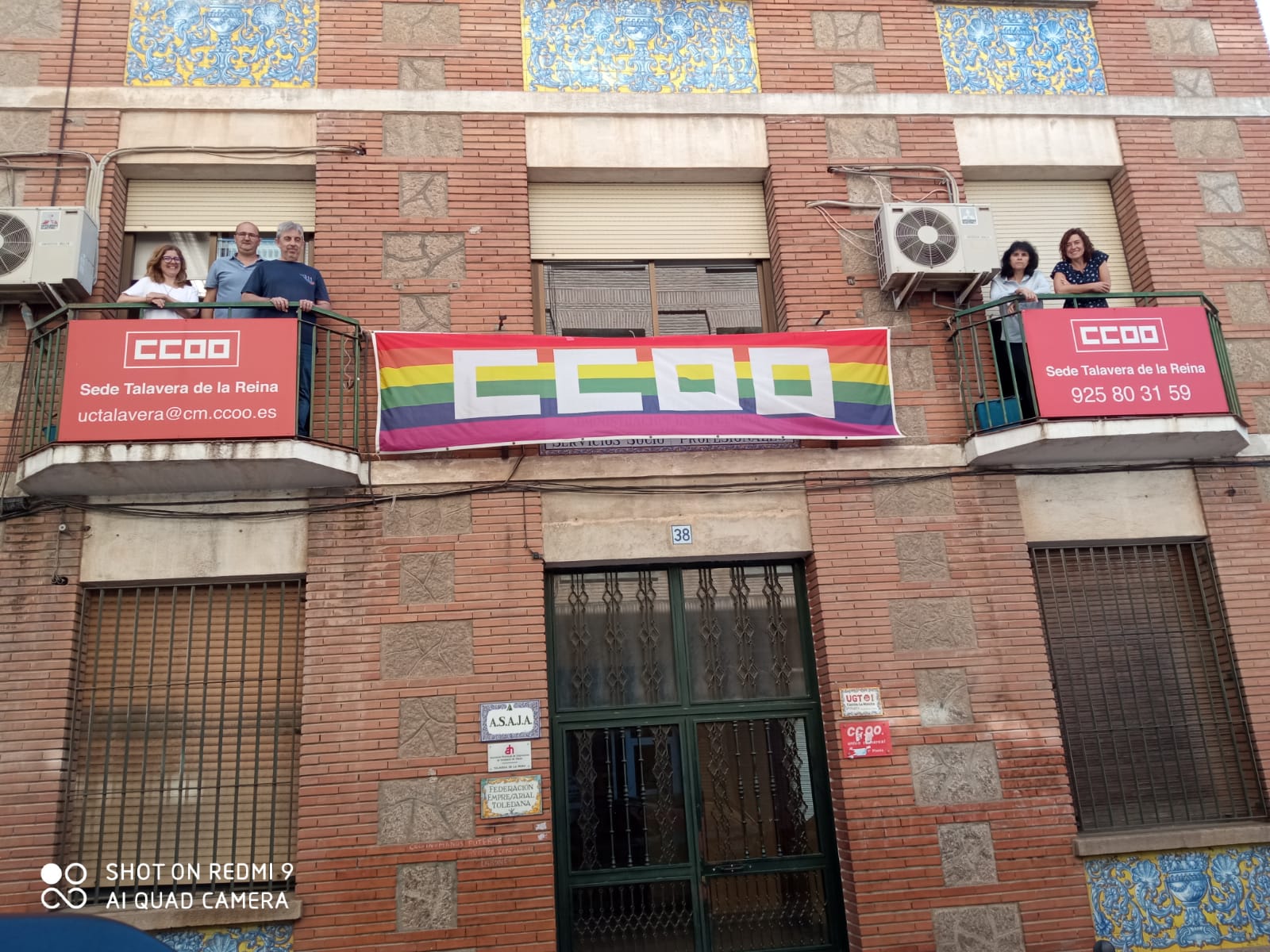 La bandera arcoíris ya luce en la sede de CCOO en Talavera de la Reina.