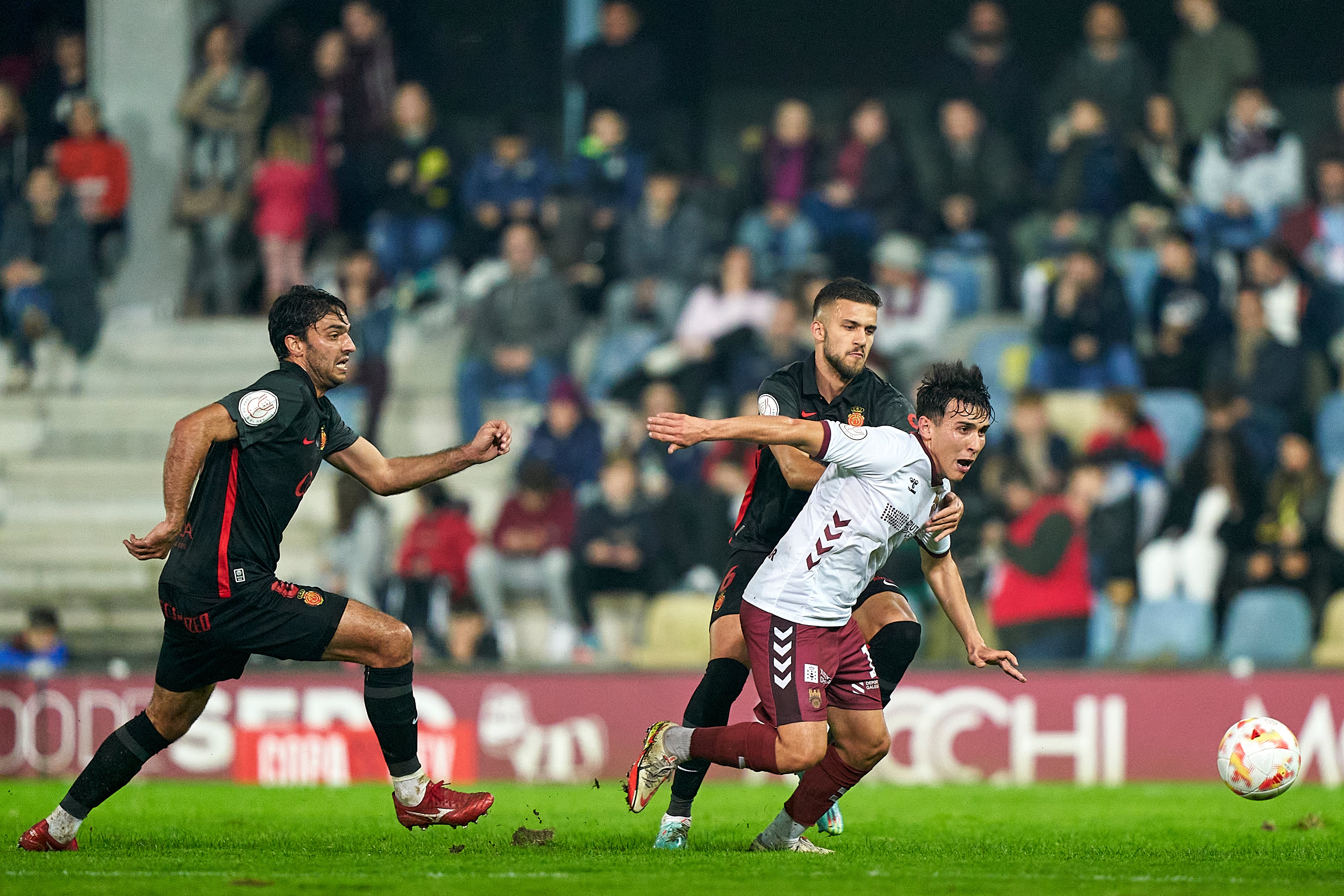 Copete disputa con Grenier el balón en el estadio de Pasarón