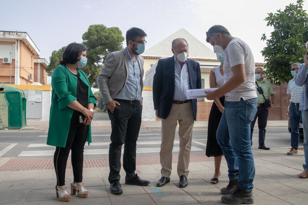 Imagen de archivo. El presidente Villalobos con el alcalde de Gerena y la diputada provincial de Cohesión Territorial reciben información de actuaciones Supera en esta localida