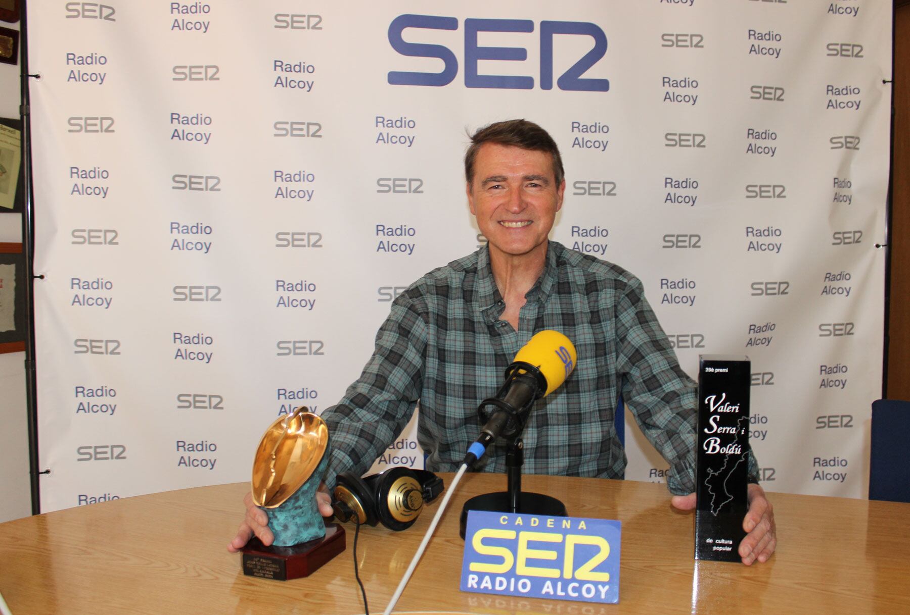 Jordi Raül Verdú, amb els dos trofeus dels reconeixements que ha guanyat recentment a Alcoi i Lleida