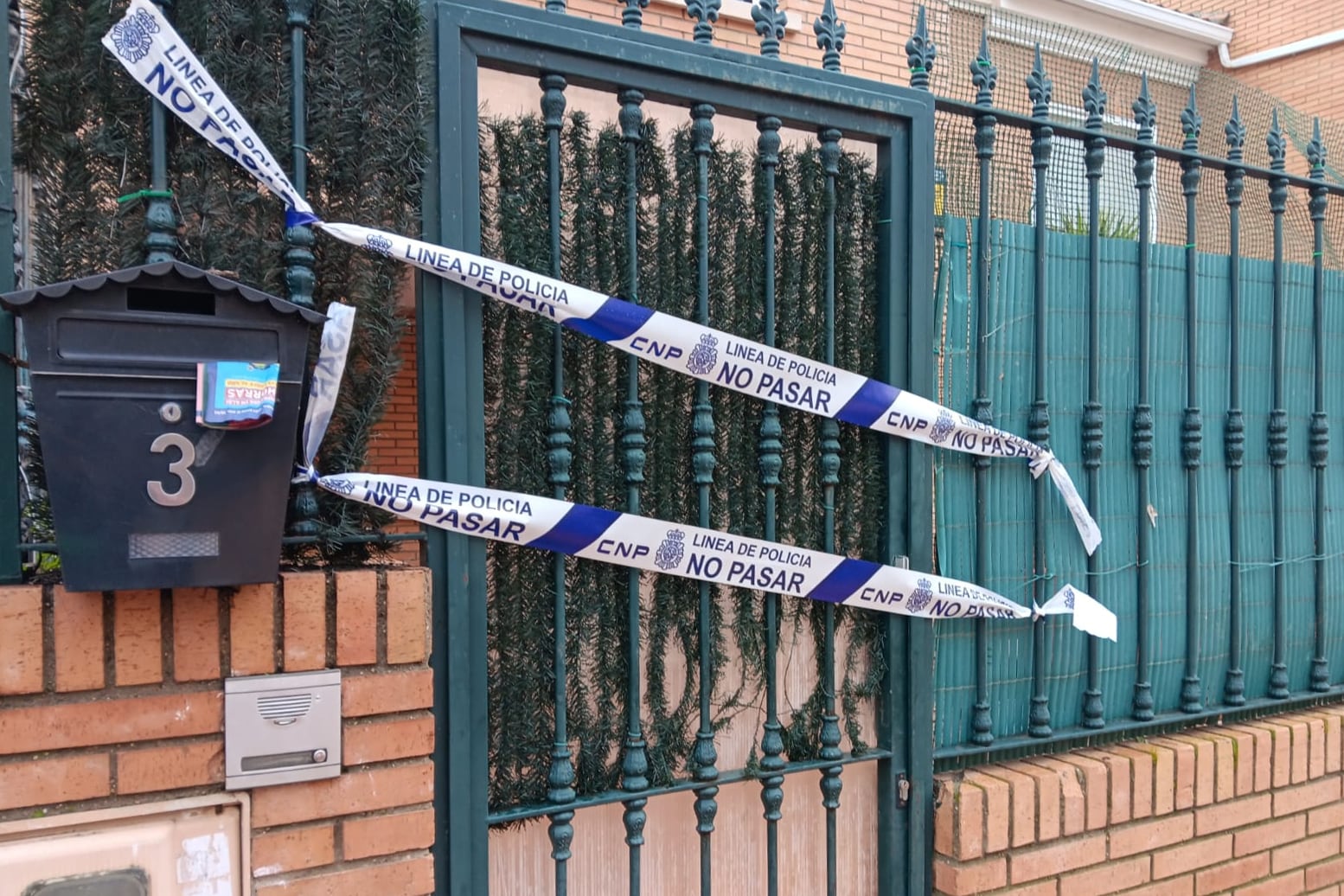 Exteriores del piso tutelado de Badajoz , ubicado en la calle Castillo de Benquerencia, donde una educadora de 35 años de un piso tutelado de Badajoz ha fallecido como consecuencia de una agresión mortal por parte de tres menores ya detenidos, este lunes en Badajoz. De la investigación de la muerte de esta educadora se ha hecho cargo el grupo primero de la brigada provincial de la Policía Judicial de Badajoz.