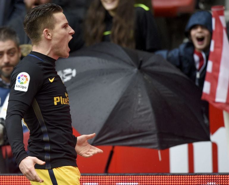 Gameiro celebra su &#039;Hat-Trick&#039;.