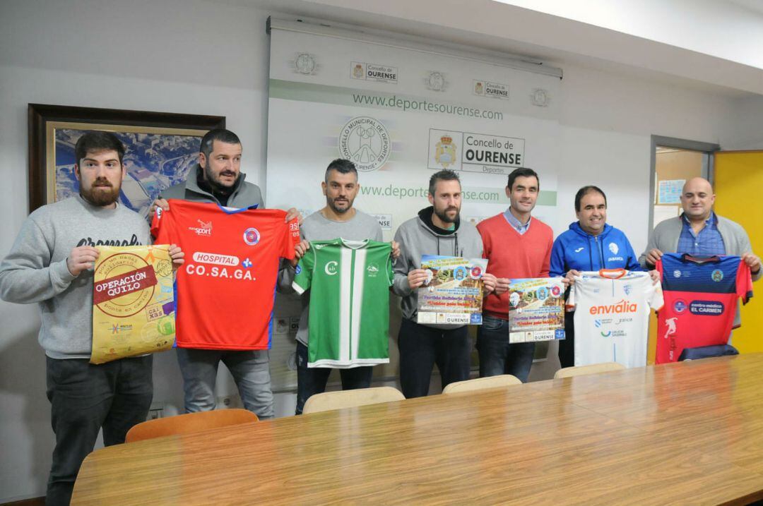 En la foto de la presentación del evento solidario, Carlos Hermida(Amencer), Currás(U.D.Ourense), Codeso(Cidade das Burgas), Víctor Sousa(Sala Ourense),Mario Glez(Gerente del Consello Municipal de Deportes) Gonzalo Iglesias(Envialia Ourense) y Kike García