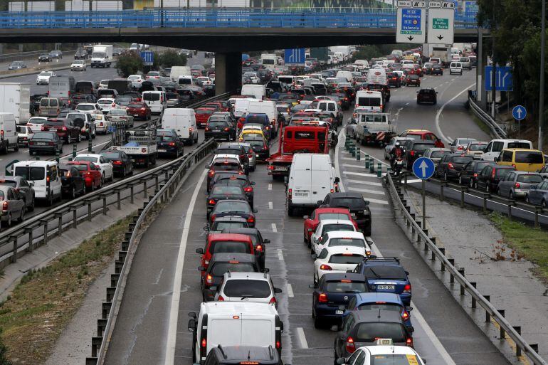 Los atascos de tráfico son una de las principales causas de la contaminación atmosférica que sufren las grandes ciudades como Madrid, según la OMS, Organización Mundial de la Salud. 