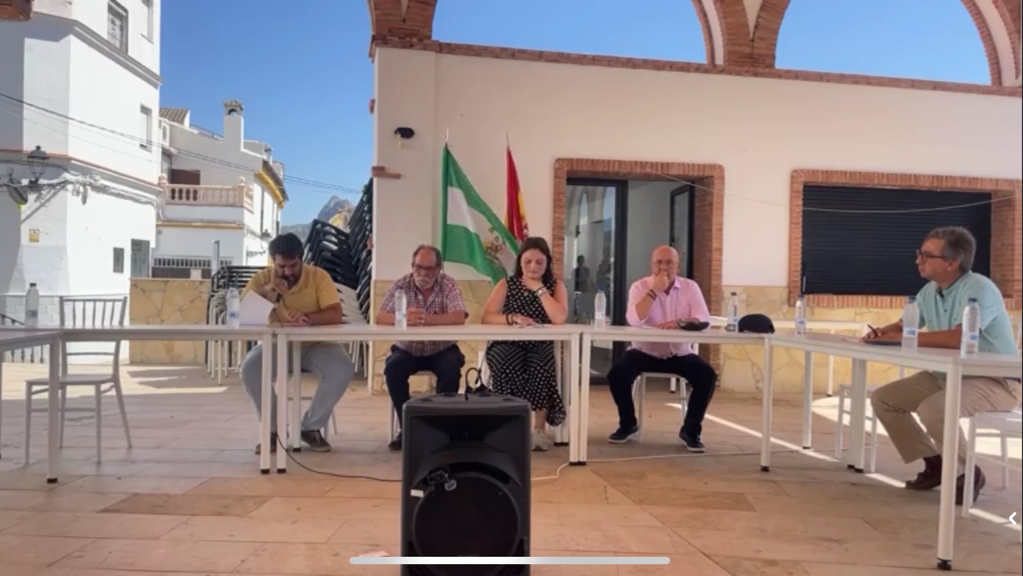 La sesión plenaria, que se ha celebrado en el exterior del consistorio, ha tenido una duración de cuatro minutos