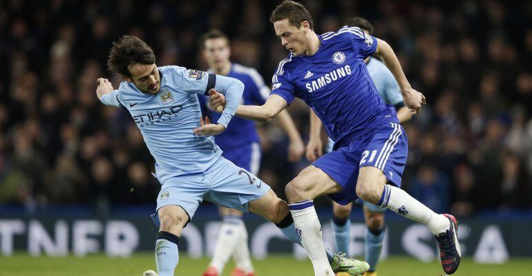 Manchester City&#039;s Spanish midfielder David Silva (L) vies with Chelsea&#039;s Serbian midfielder Nemanja Matic (R) during the English Premier League football match between Chelsea and Manchester City at Stamford Bridge in London on January 31, 2015.  AFP PHOTO