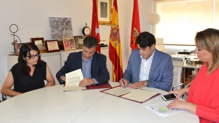 El alcalde de Alcorcón, David Pérez, firma el convenio con eCommerce