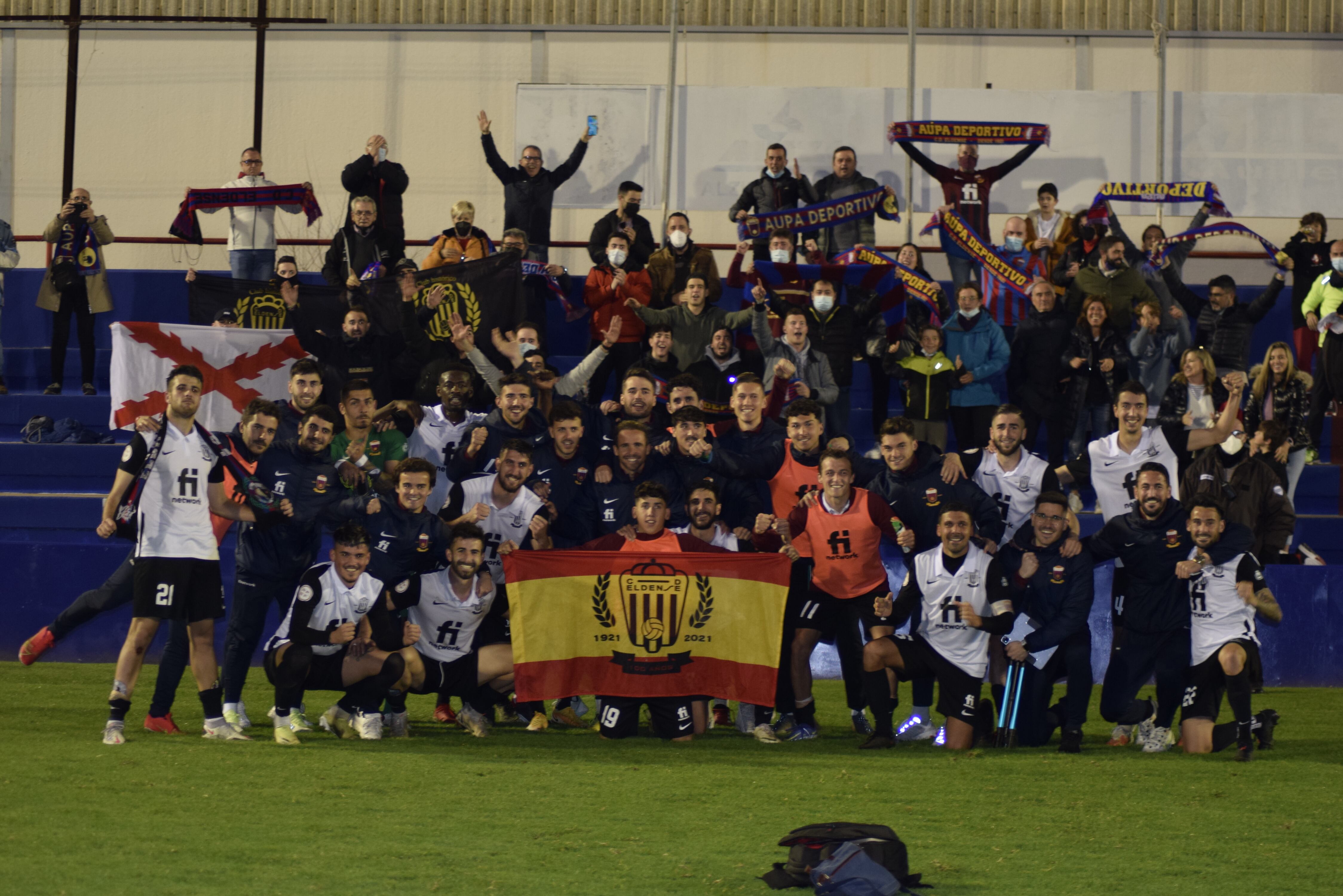 El Eldense celebró el triunfo con los aficionados desplazados a Alzira