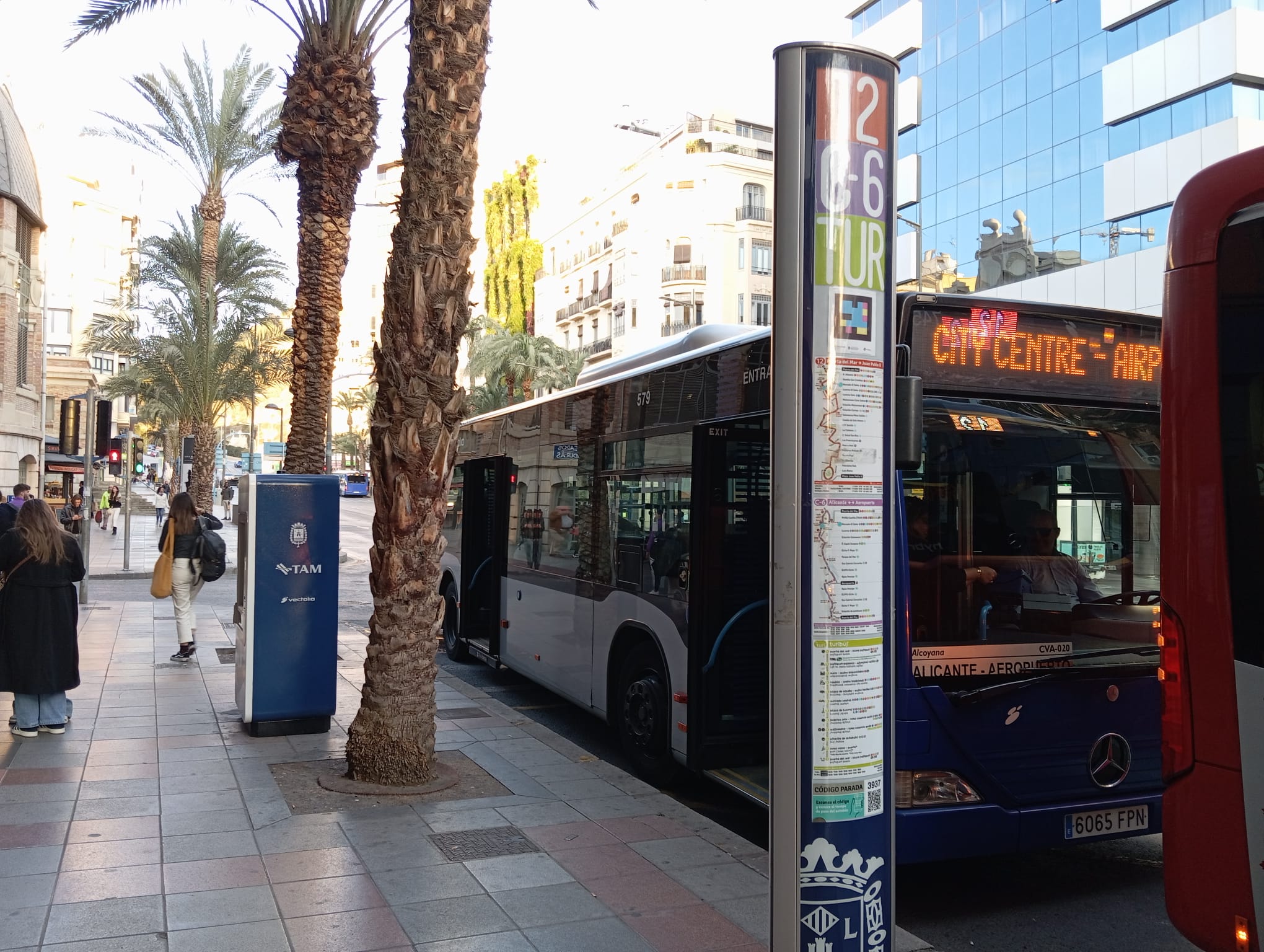 Autobús de la línea C-6 que conecta Alicante con el aeropuerto