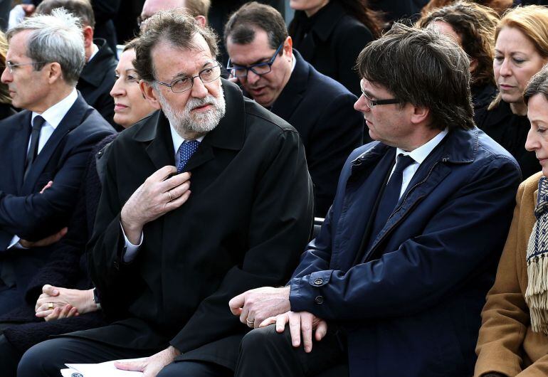 Mariano Rajoy y Carles Puigdemont en el acto celebrado en el aeropuerto de El Prat