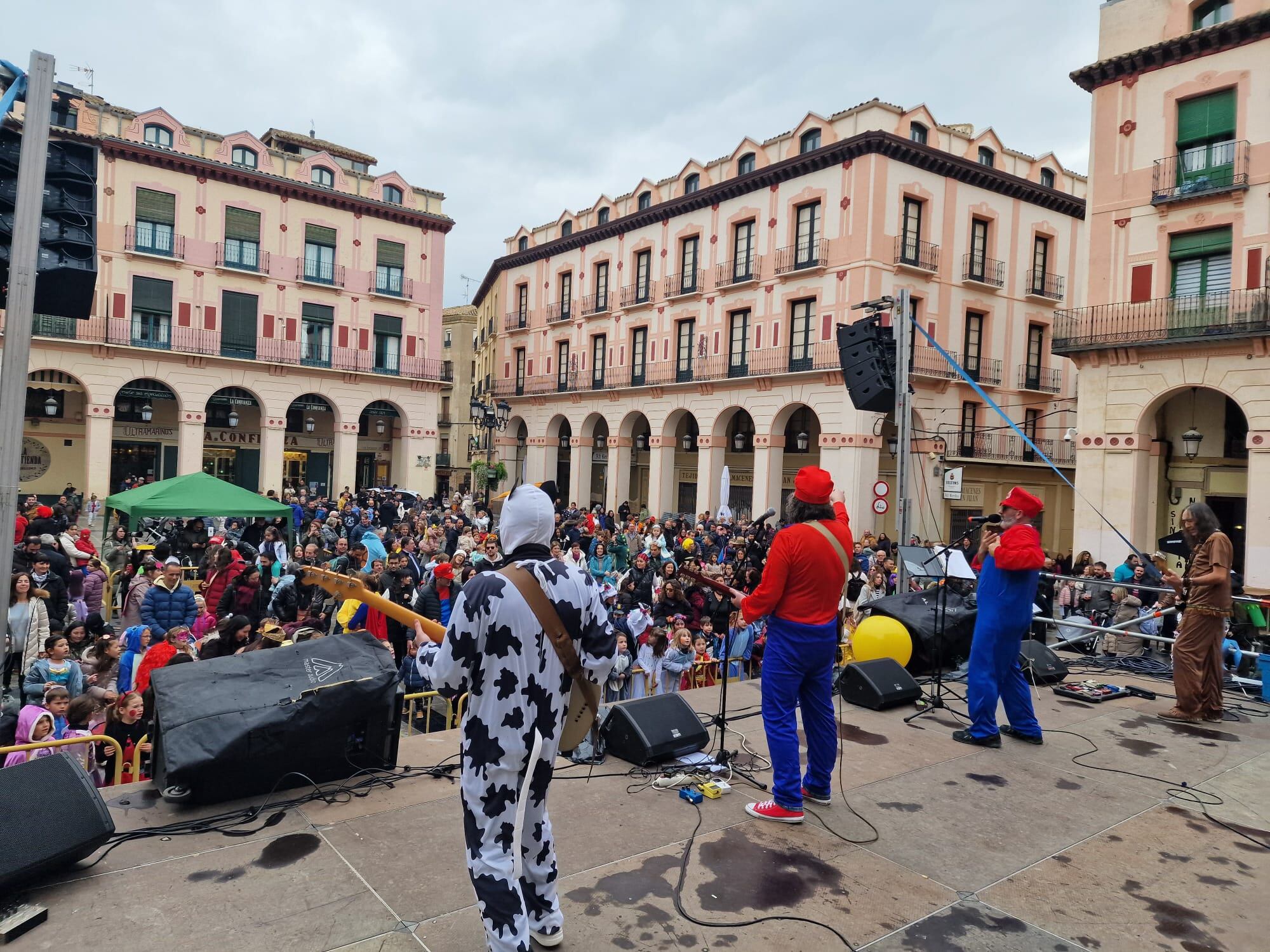 Actuación infantil en el sábado de carnaval en Huesca