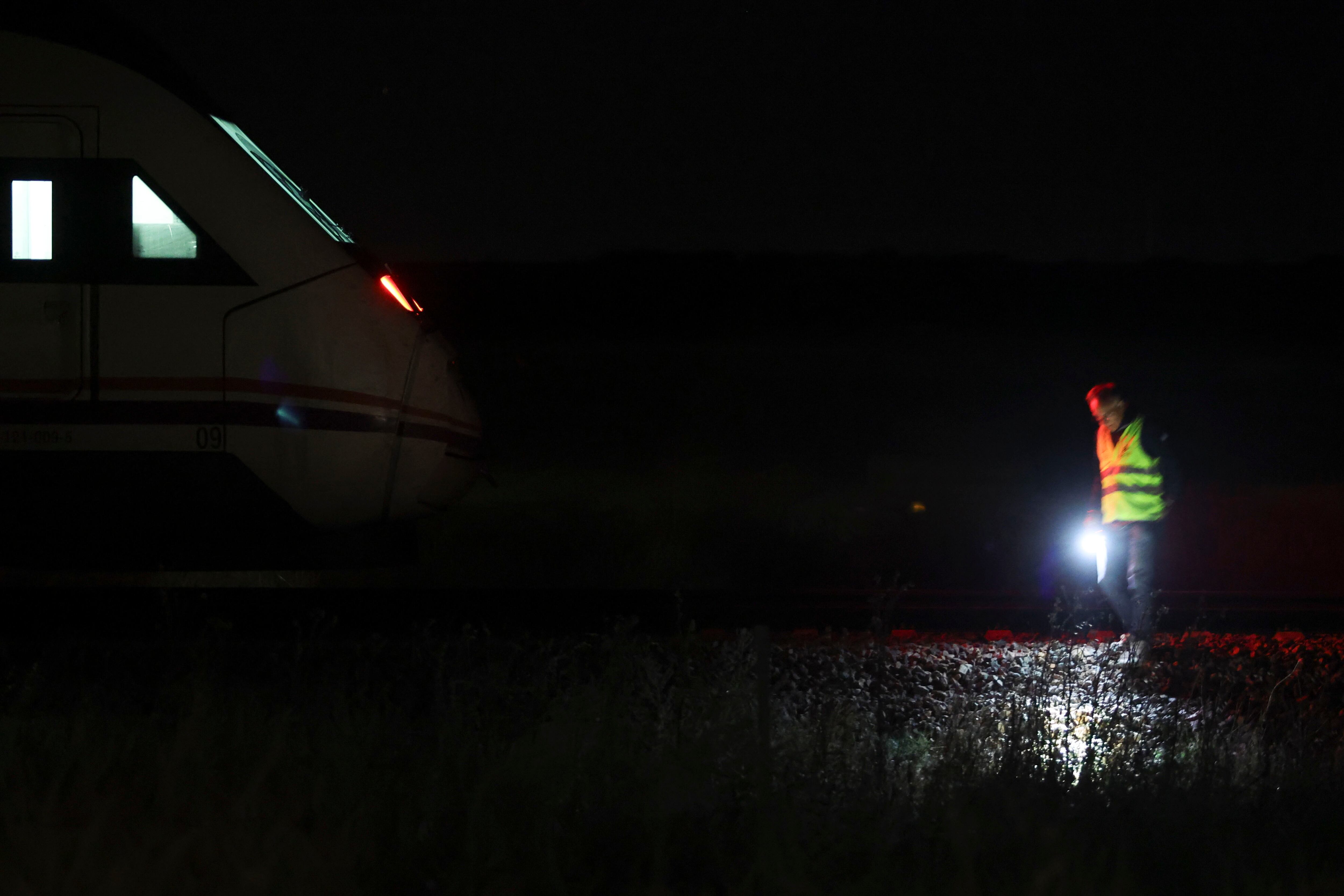 Dos personas han muerto este domingo por la noche tras ser arrolladas por el Alvia procedente de Madrid a unos 300 metros del apeadero de Moriscos (Salamanca).