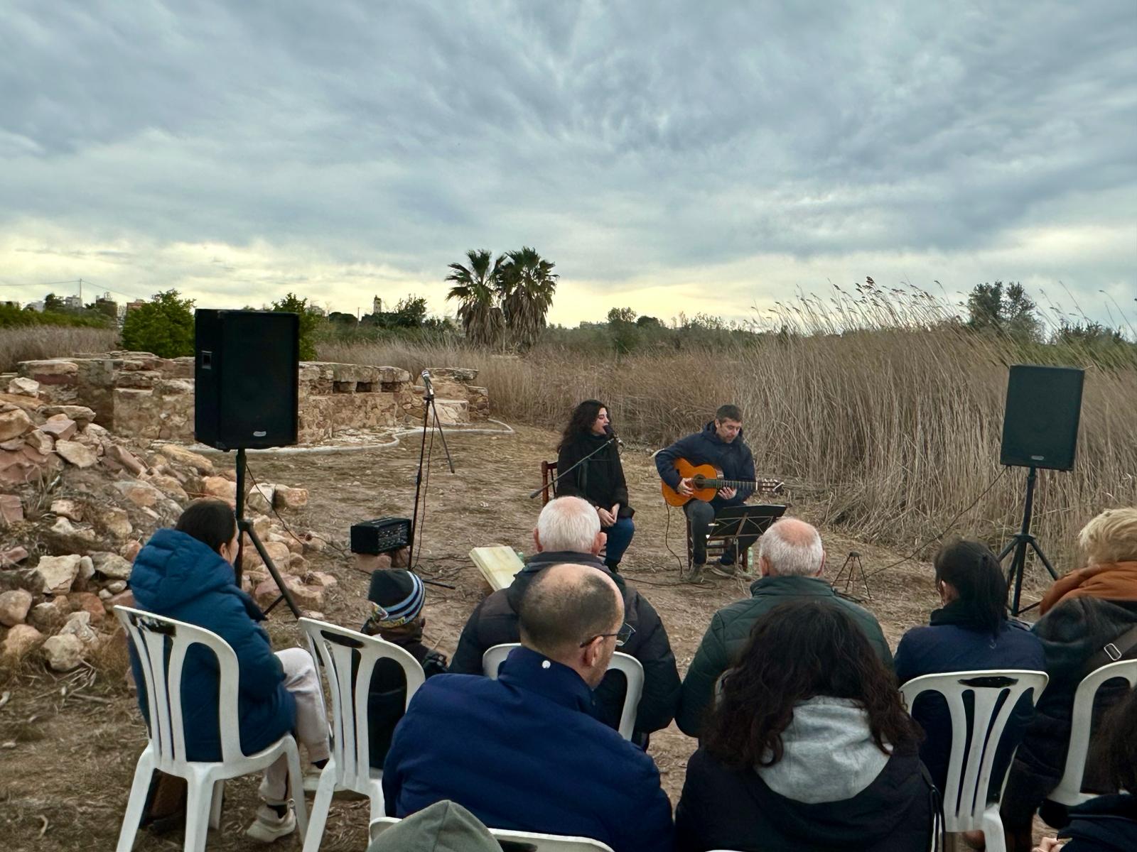 Los artistas Toni Porcar y Ángela Furquet durante su concierto en el blocao del Bovalar