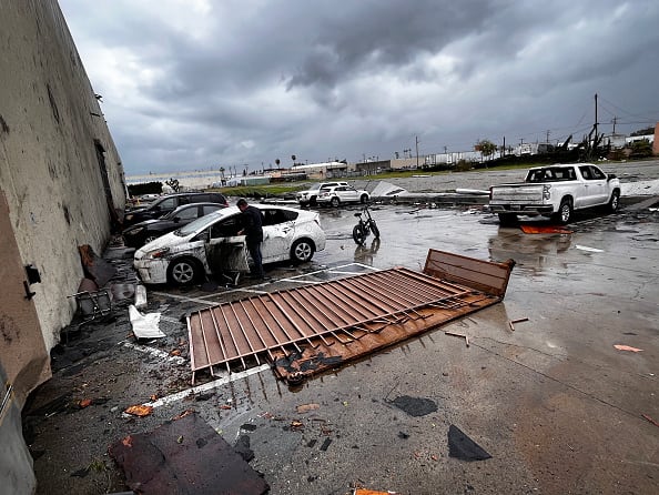 Efectos del paso del tornado por la ciudad de Montebello, en Los Ángeles