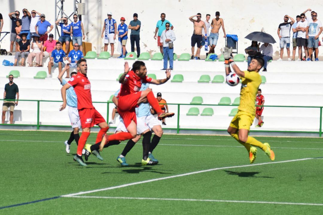Ivan Ares desbaratando una gran ocasión de Adrián Gallardo