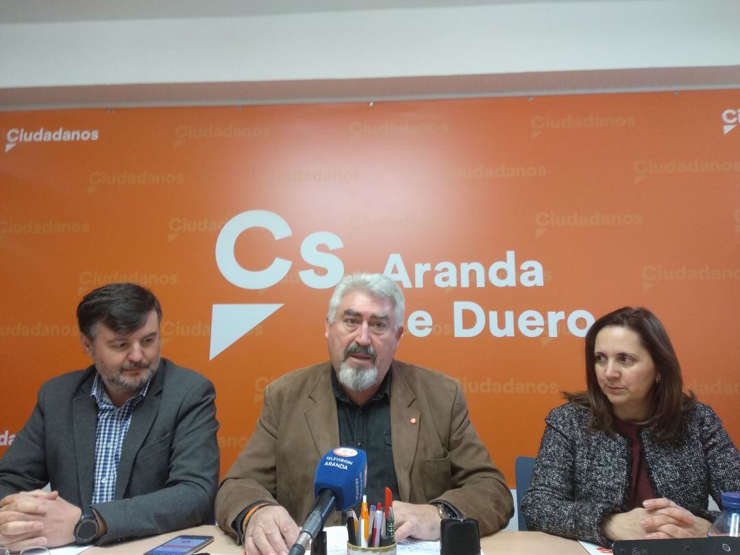 El procurador regional de Ciudadanos, José Ignacio Delgado, entre sus compañeros concejales en el ayuntamiento de Aranda, Francisco Martín Hontoria y Elia Salinero