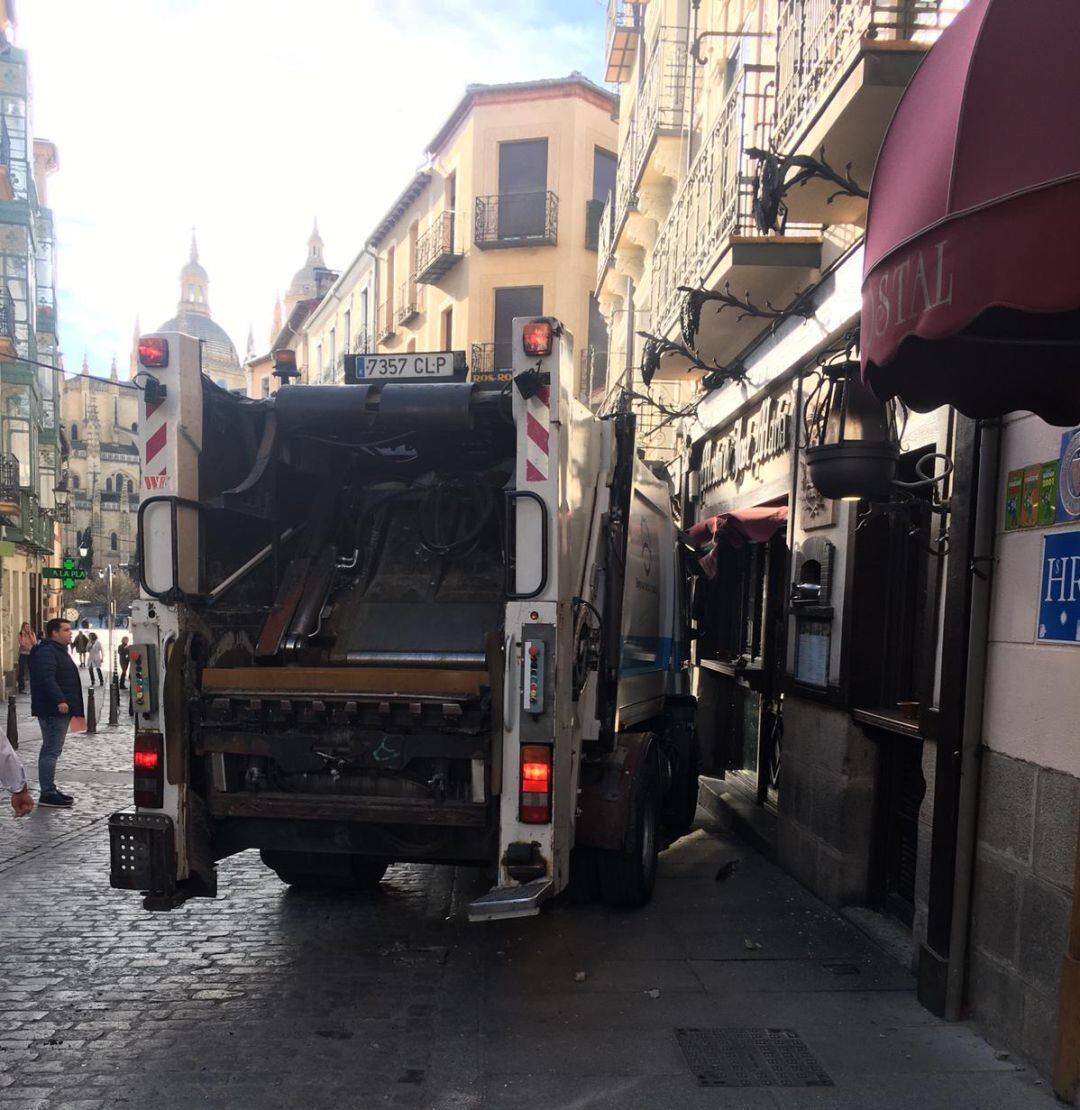 Aspecto del camión de basuras accidentado frente al Restaurante José María