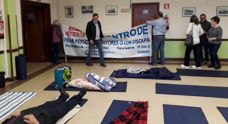 Responsables y socios del centro llevan dos semanas encerrados en las instalaciones