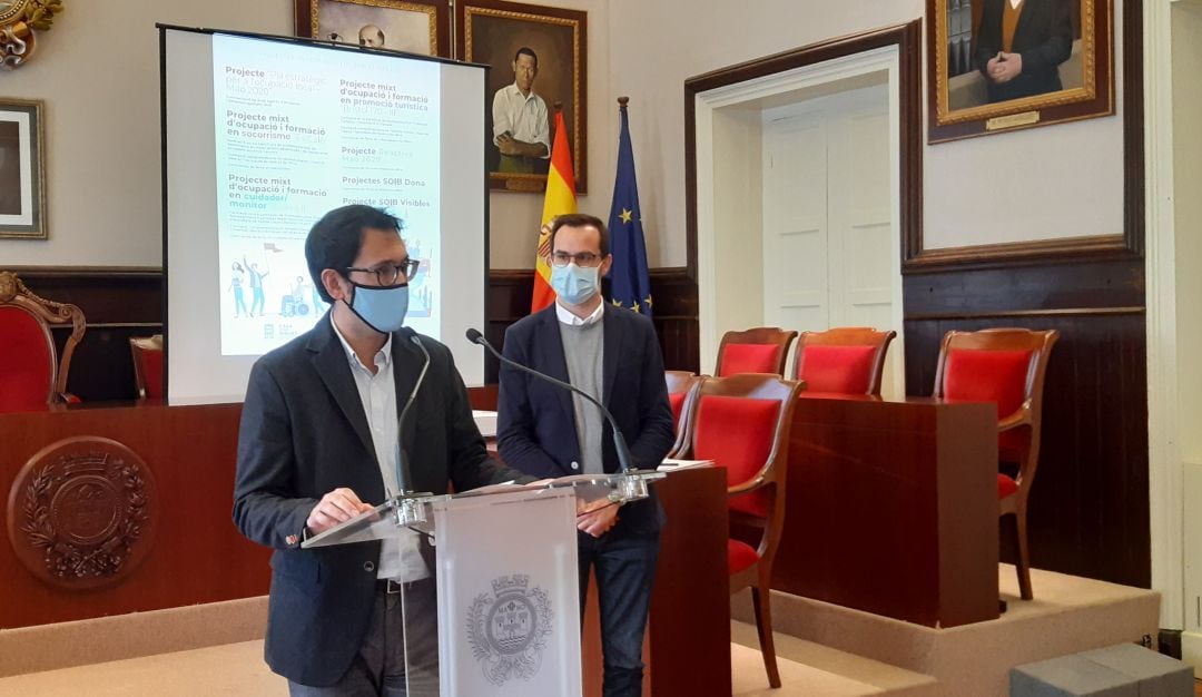 El batle de Maó i el conseller de Treball han explicat les inversions fetes al municipi per formar i ocntractar persones en atur.