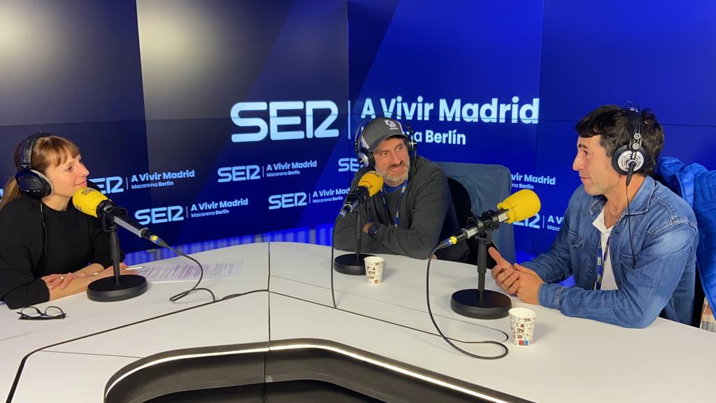 Entrevistamos a Alberto Berzal e Israel Frías, protagonistas de la obra de teatro "Los despiertos", que reflexiona sobre nuestra capacidad de escapar de la realidad y soñar despiertos, centrándose en las personas que trabajan de noche, mientras el resto descansan